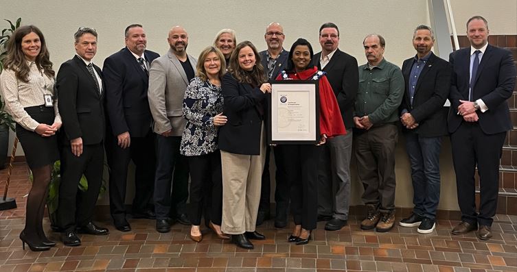 Justine Hamilton-Arvisais from WCCD presents Mayor Groves with platinum certification, joined by Council and senior leadership.